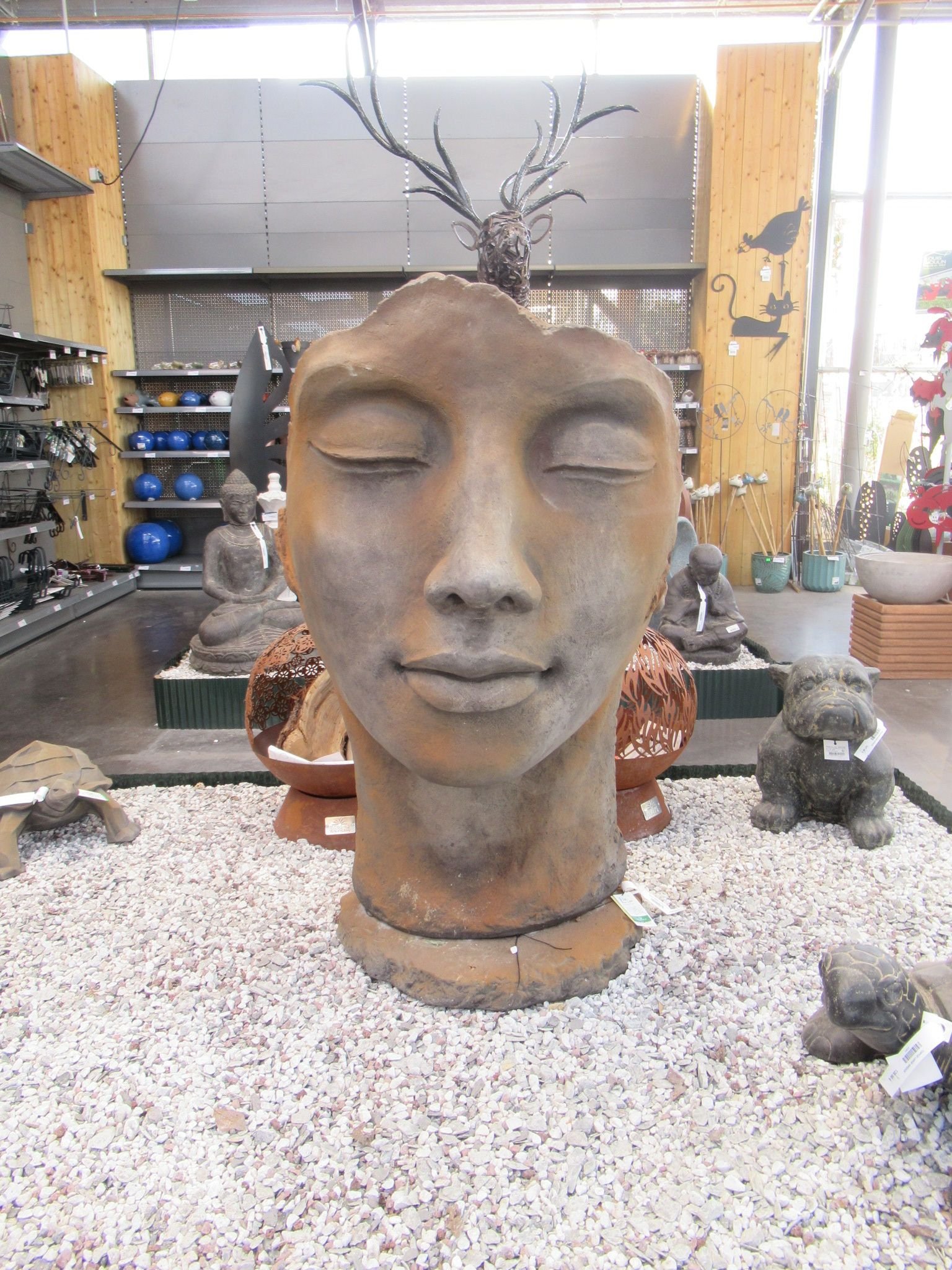 Statue en forme de visage humain, photo gratuite