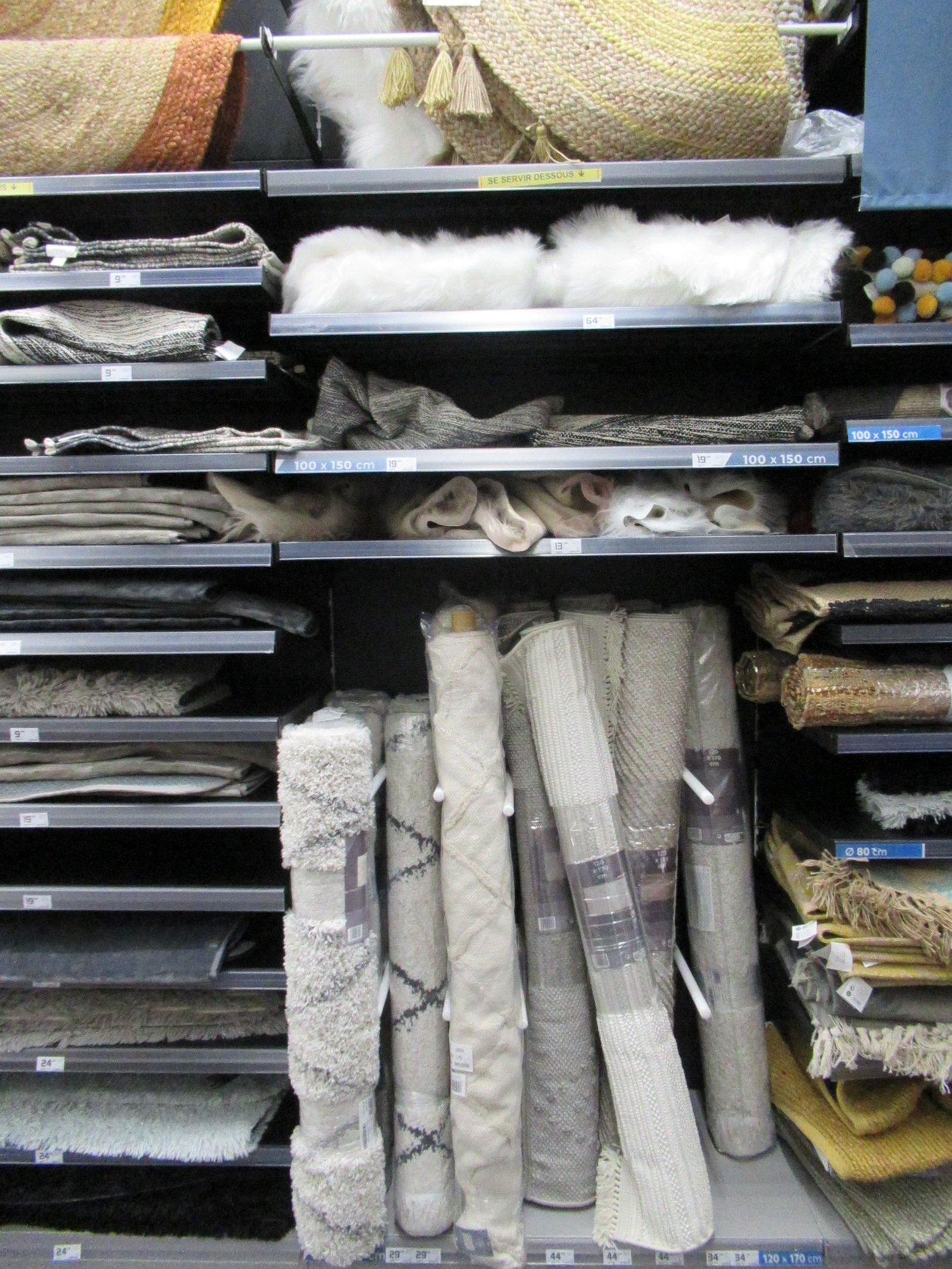 Rouleaux de tapis d'intérieur en vente dans un magasin