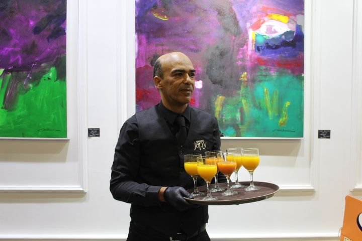 Serveur avec des boissons photo gratuite