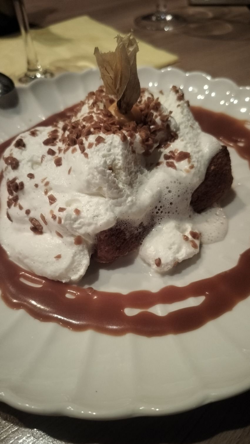 Dessert servi à l'assiette, photo gratuite