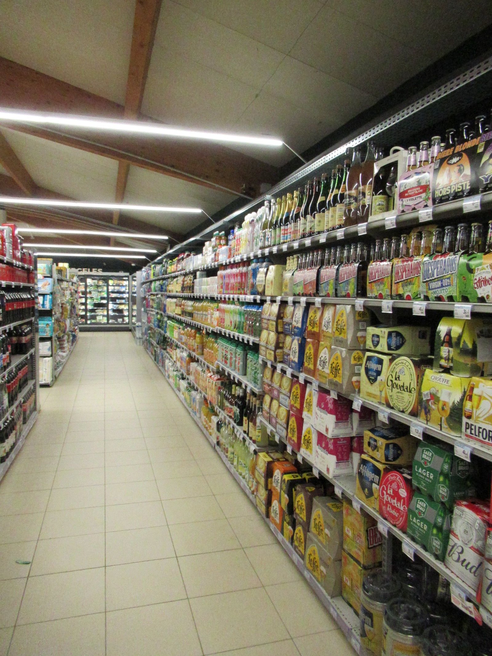 Rayon de produits alimentaires dans un supermarché