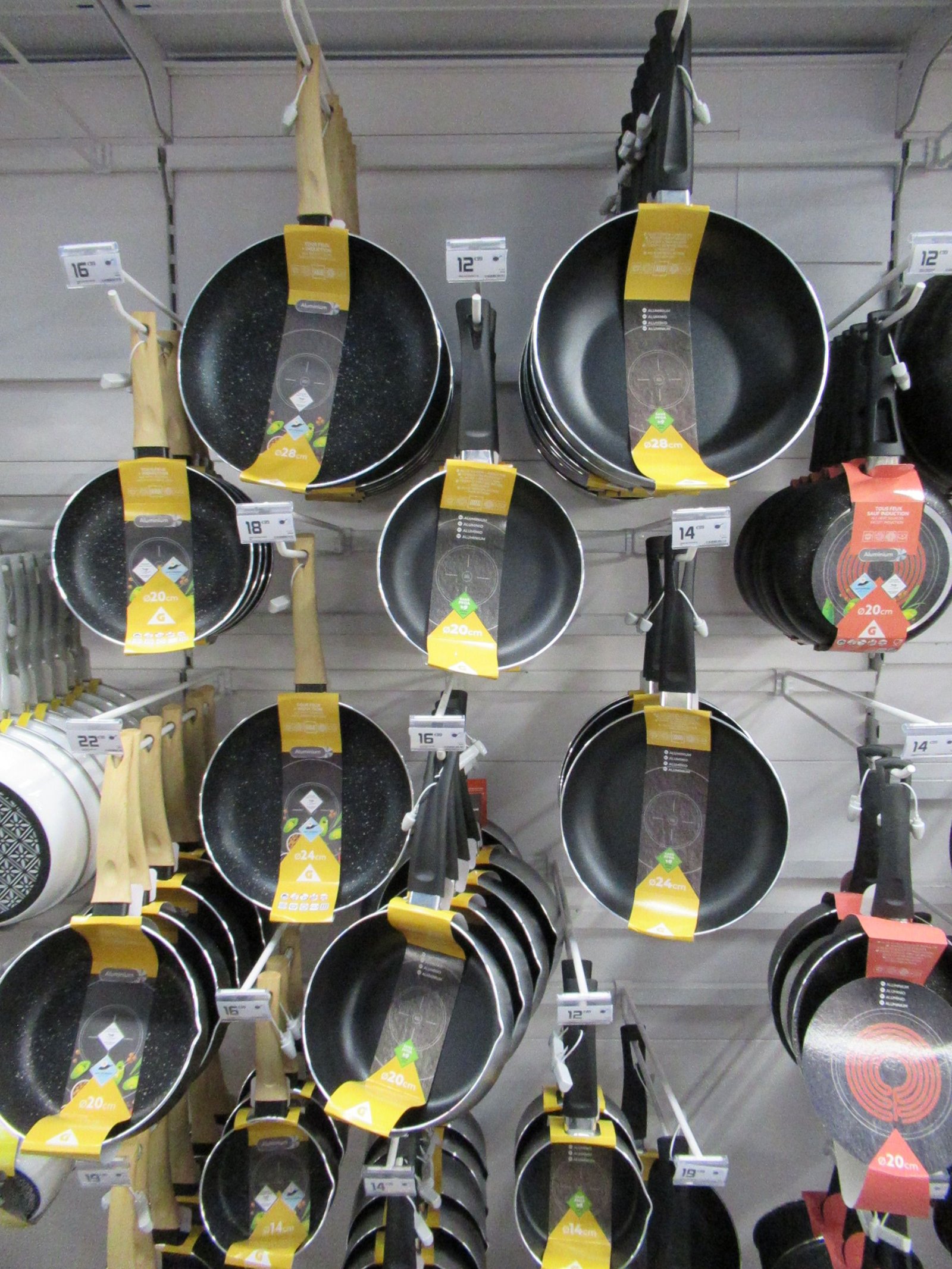 Rayon de poêles antiadhésives en vente dans un magasin