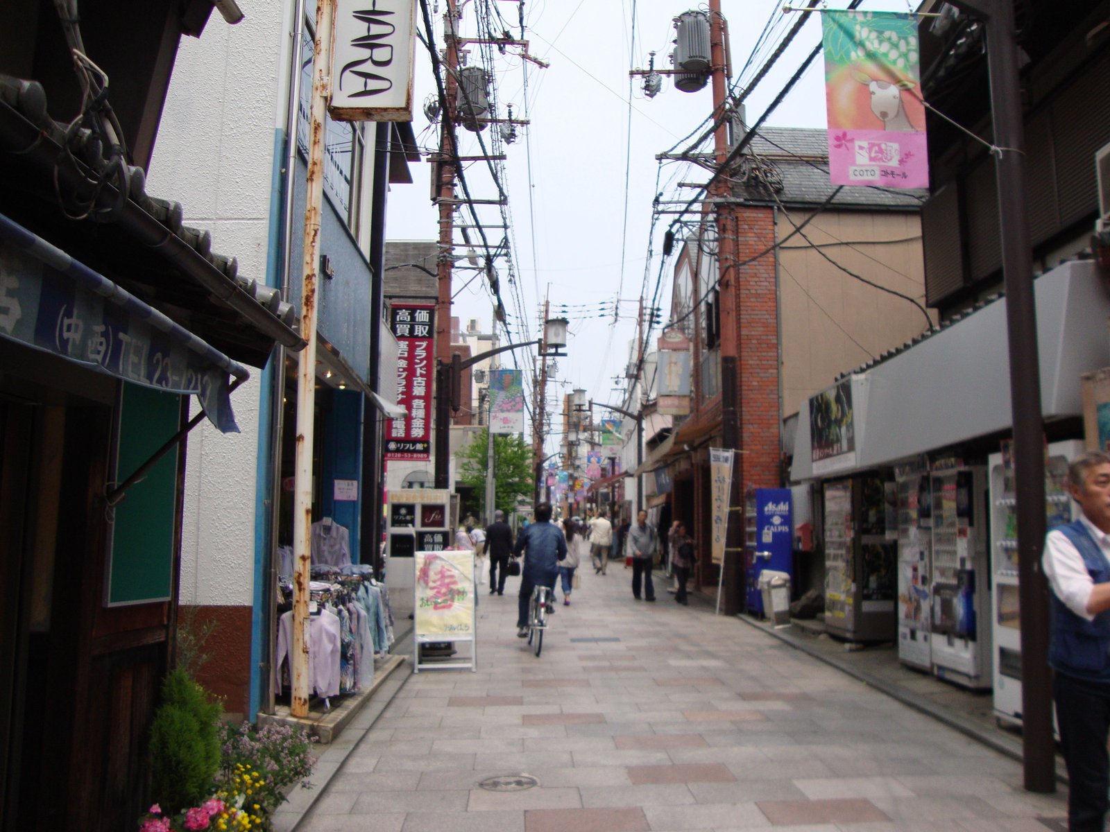 Une rue commerçante animée au Japon, caractérisée par des bâtiments avec des enseignes, des boutiques, photo gratuite