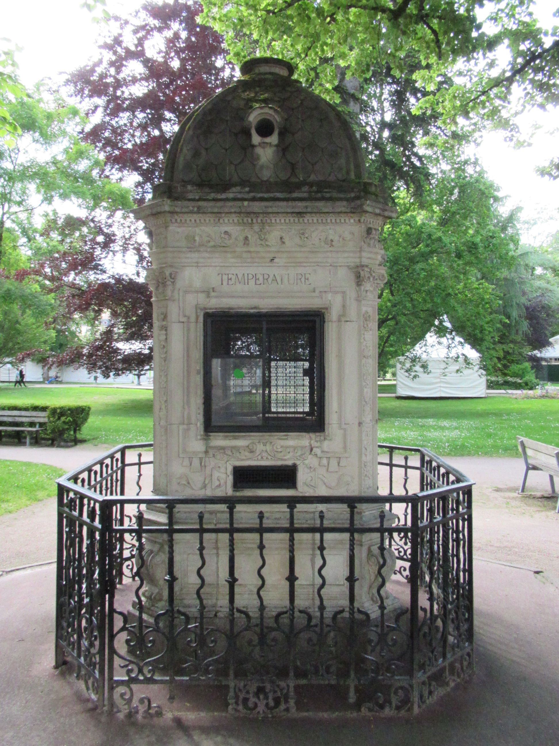 Monument d'une station de météo à Epinal