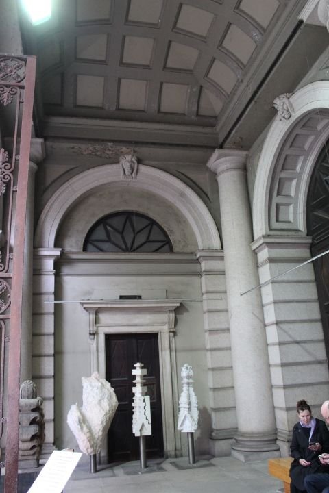 L'intérieur d'un bâtiment à l'architecture classique, photo gratuite