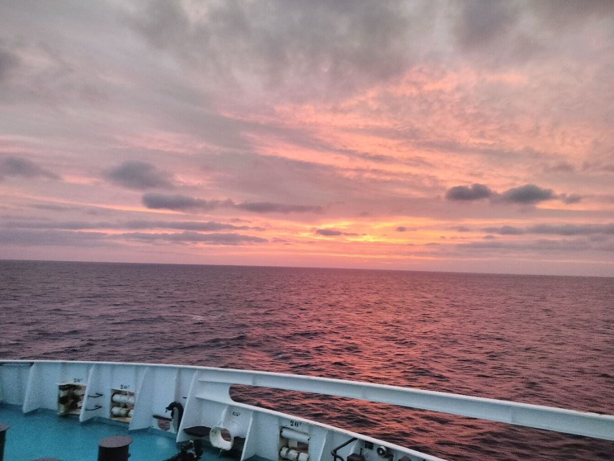 Vue du coucher du soleil depuis la terrasse d'un bateau de croisière photo gratuite