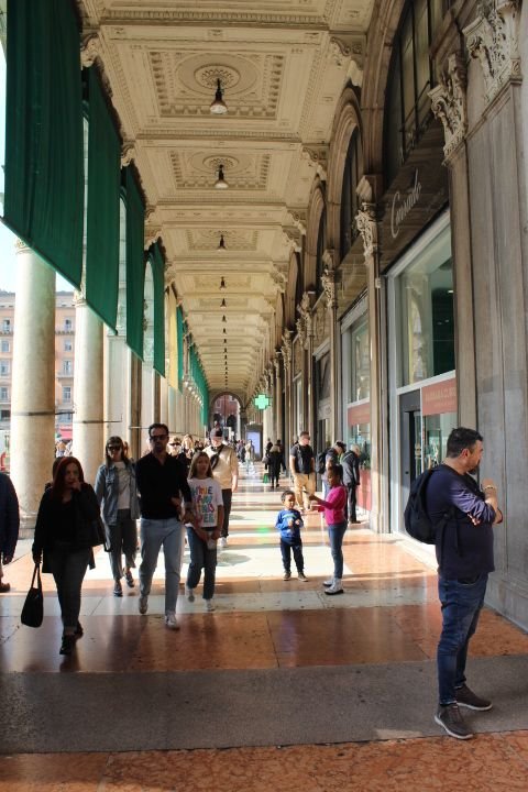 Quelques personnes dans le couloir de la galerie Vittorio Emanuele II, un monument emblématique de Milan, en Italie, photo gratuite