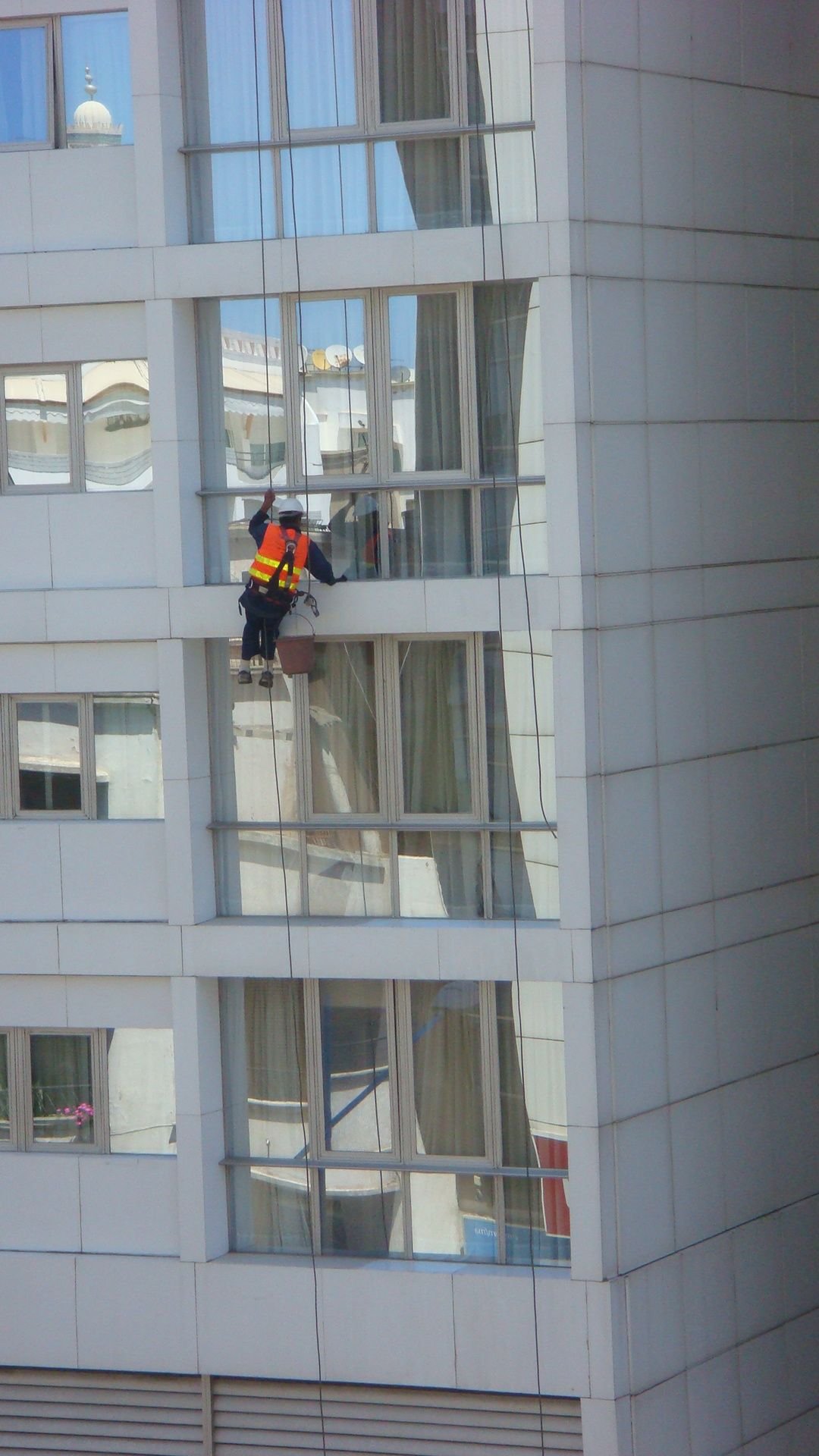 Travail en hauteur d'un laveur de vitrephoto gratuite