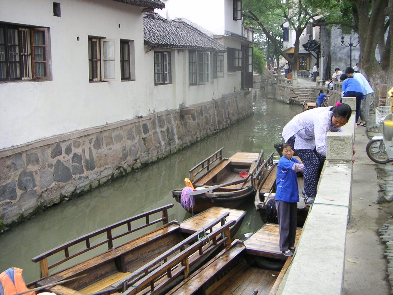 Chaloupe touristique, petite bateau en bois dans la ville aquatique en Chine, Asie photo gratuite