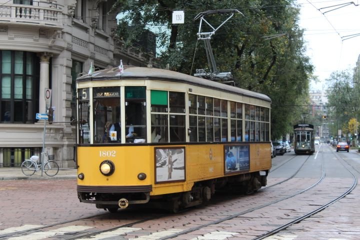 Tramway électrique jaune en mobilité dans la ville de Milan Lombardie en Italie photo gratuite