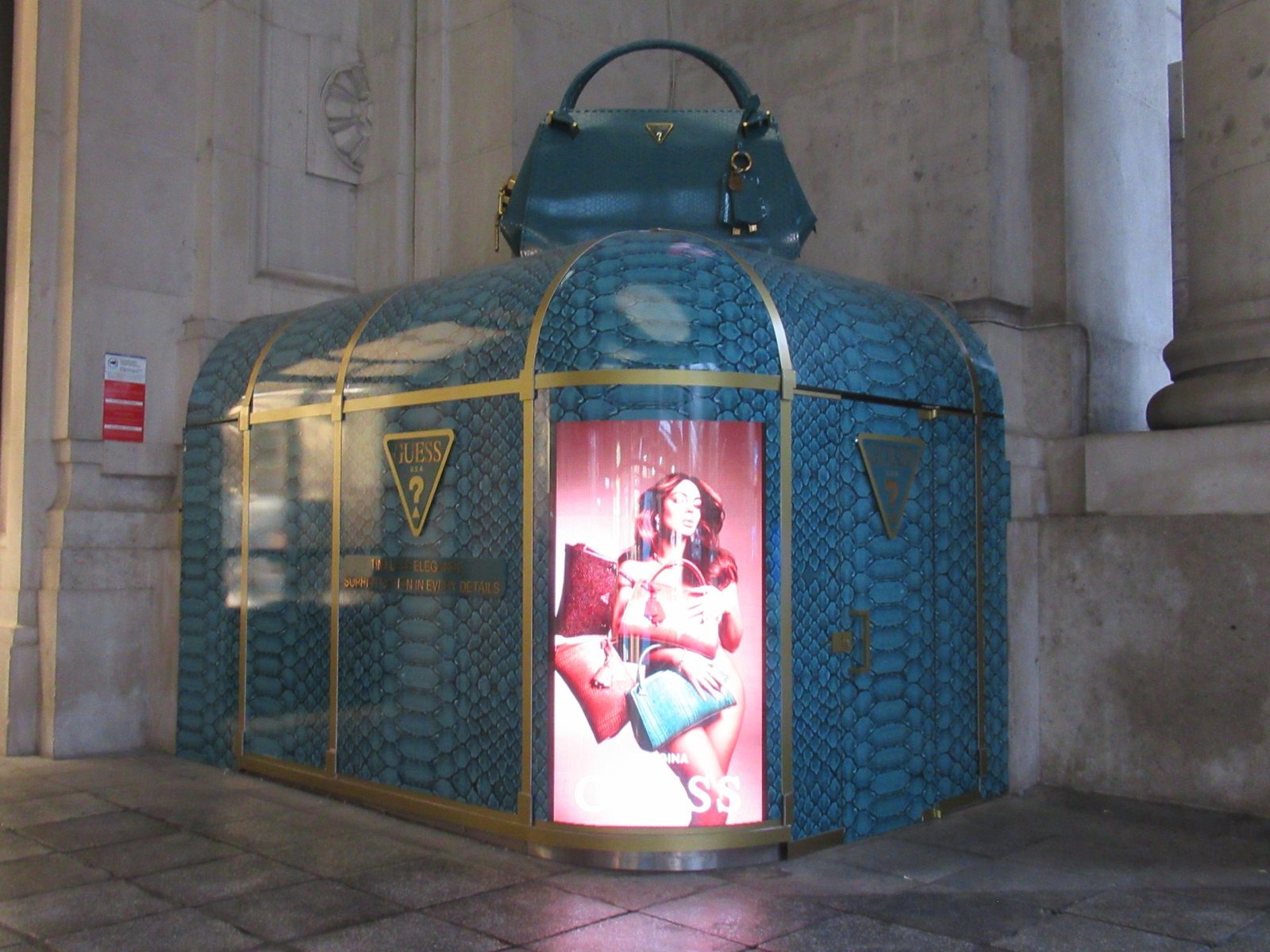 Photo gratuite du magasin de commerce Guess, vente des sacs à main dans la gare centrale de la ville de Milan Lombardie en Italie