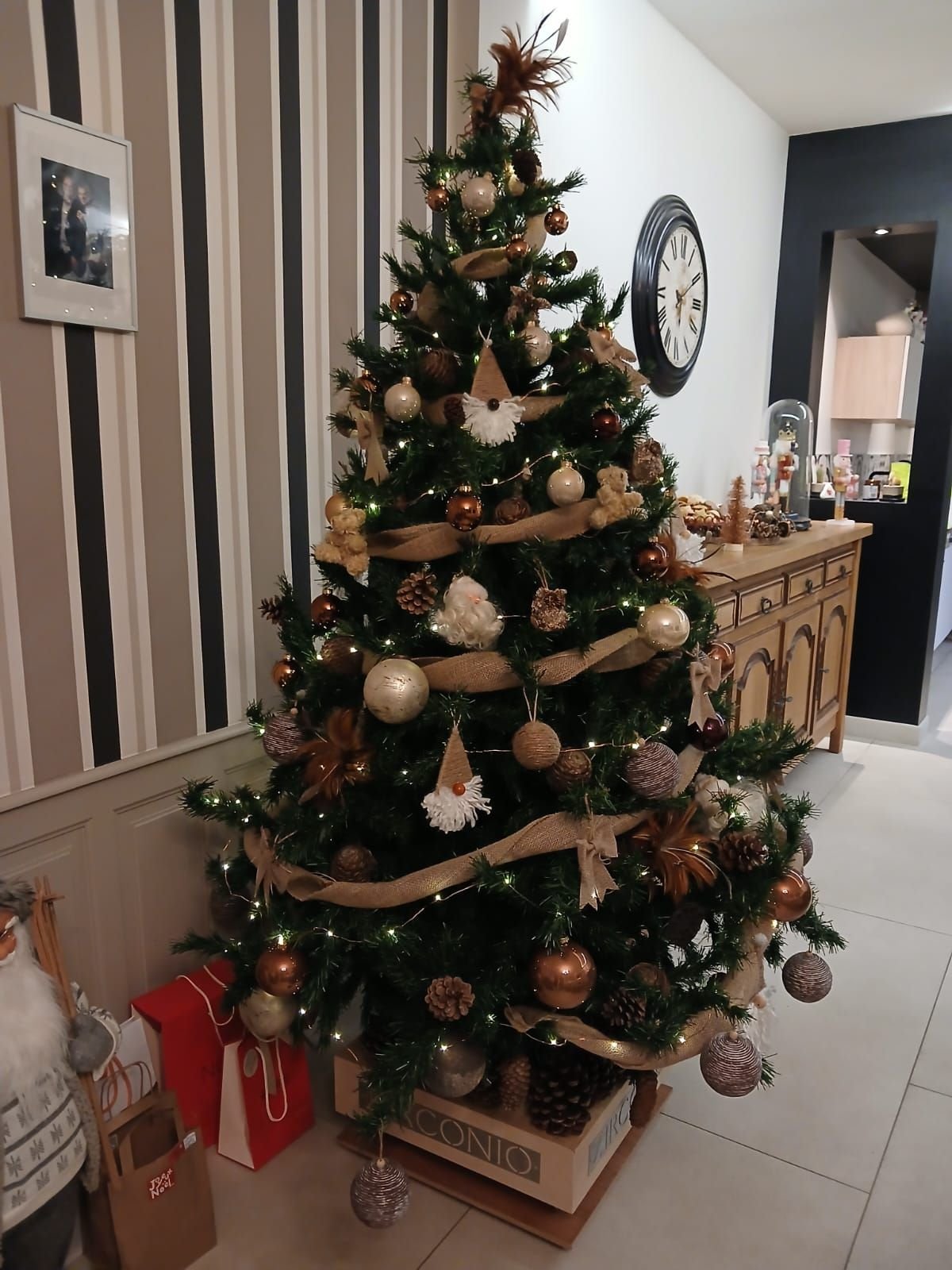 Un sapin de Noël décoré dans un intérieur domestique, photo gratuite