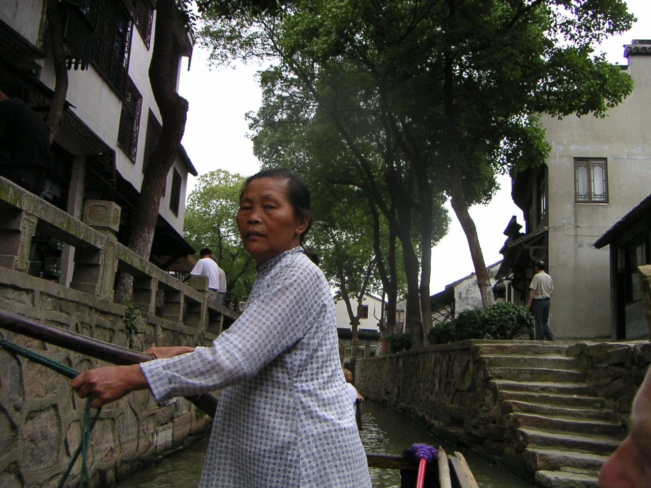 Femme sur le bateau dans la ville aquatique, Chine, Asie photo gratuite