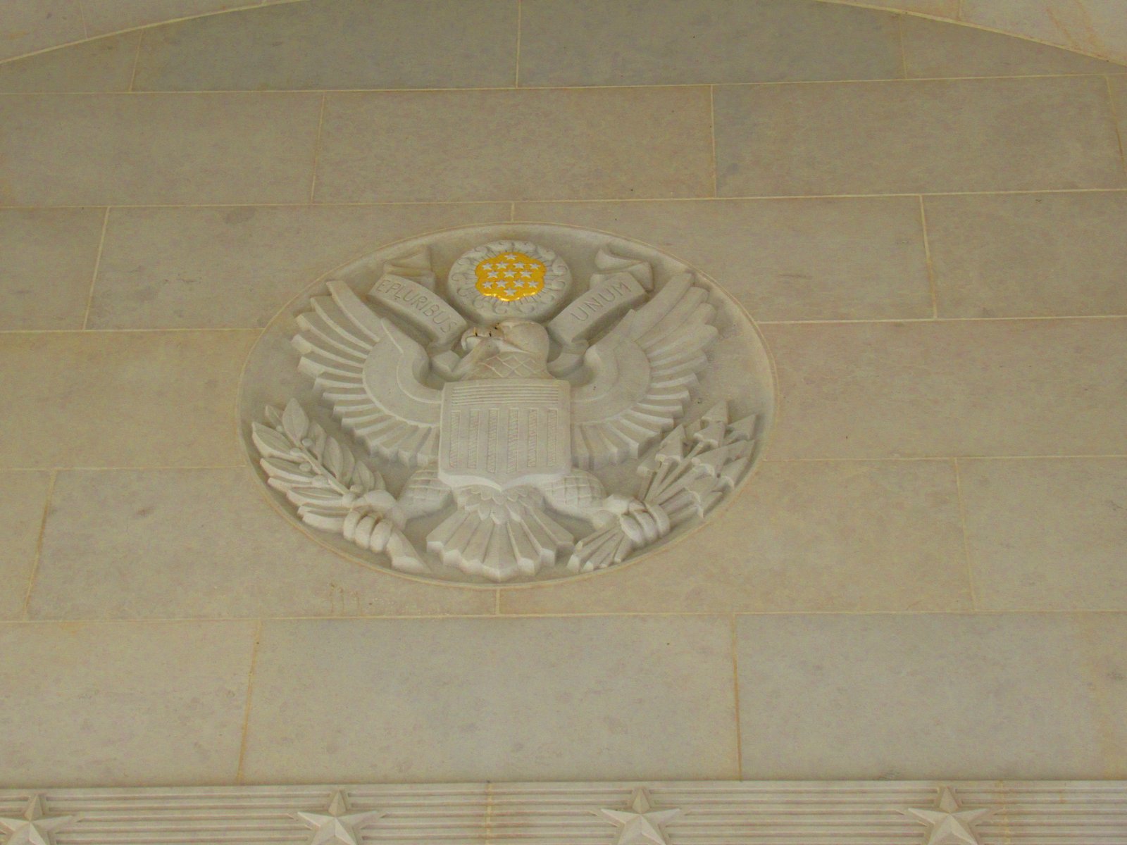 Grand sceau des États-Unis, Aigle sur la façade du monument dans le Cimetière Américain d'Épinal photo gratuite