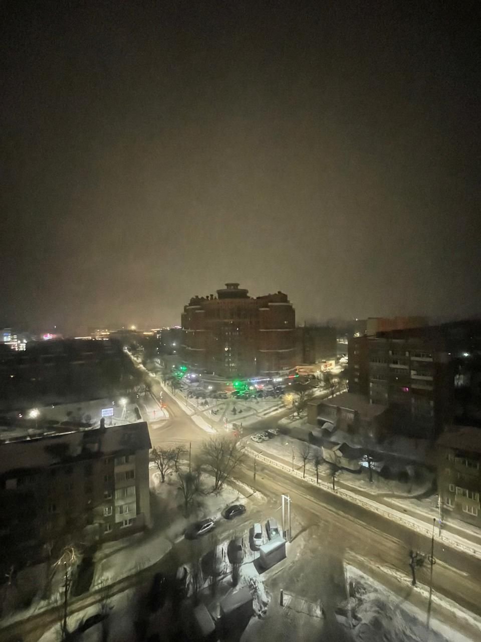 Vue panoramique de nuit sur un paysage urbain à Saratov pendant l'hiver photo gratuite - Panorama-Nachtansicht einer Stadtlandschaft im Winter, kostenloses Foto