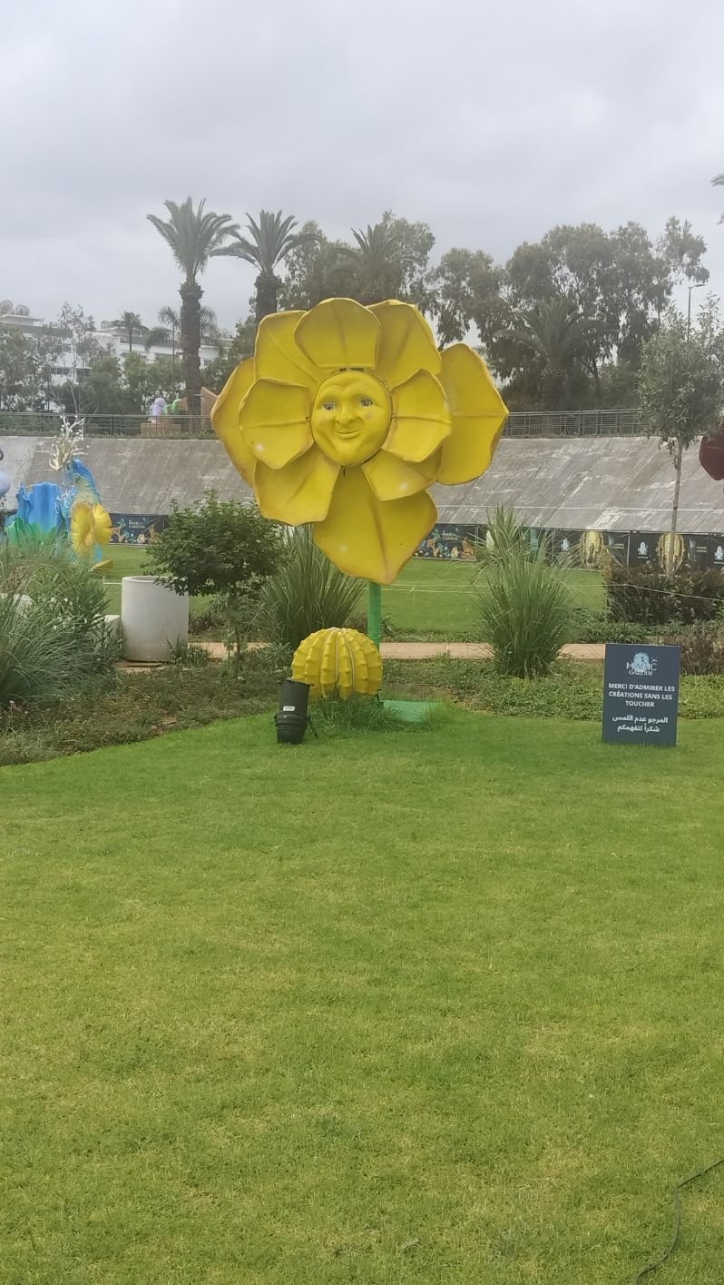 Décoration de parcs, fleur géante, photo gratuite