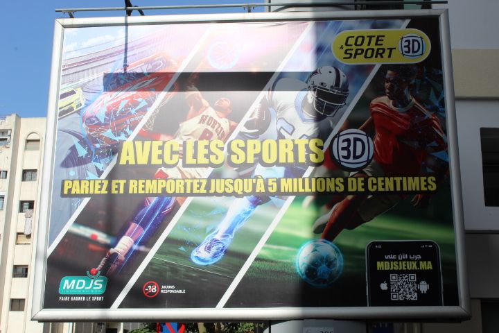 Grand panneau d'affichage public