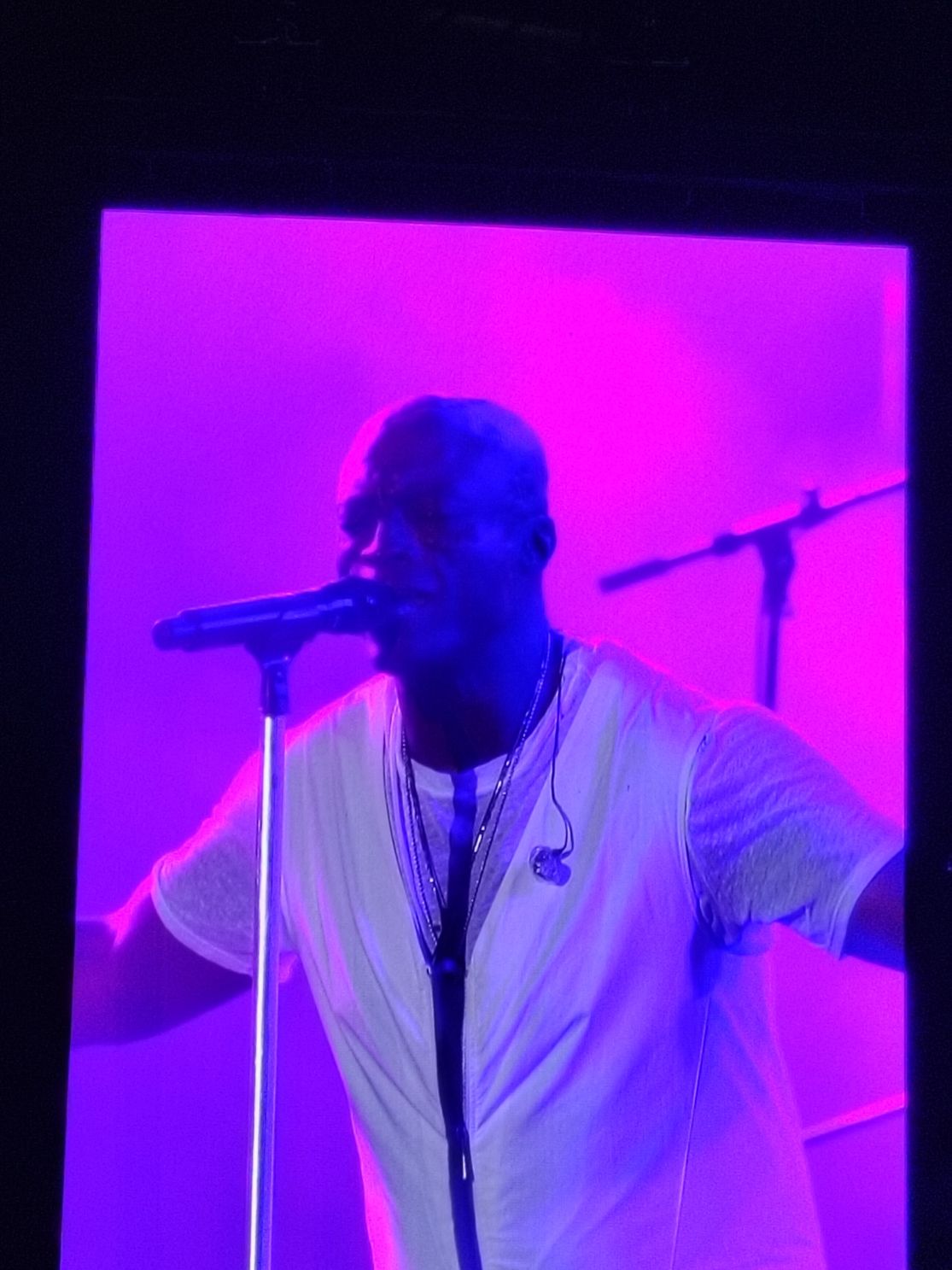 Un homme devant le micro, un musicien, Seal photo gratuite