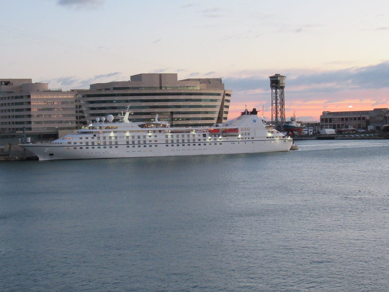 Bateau de croisière Seabourn Spirit, paquebot dans la mer au port de Barcelone, World Trade Center grand marina hôtel photo gratuite