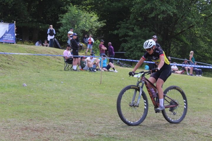 Une femme sur le vélo, manche de coupe de France de VTT à Remiremont dans les Vosges, photo gratuite