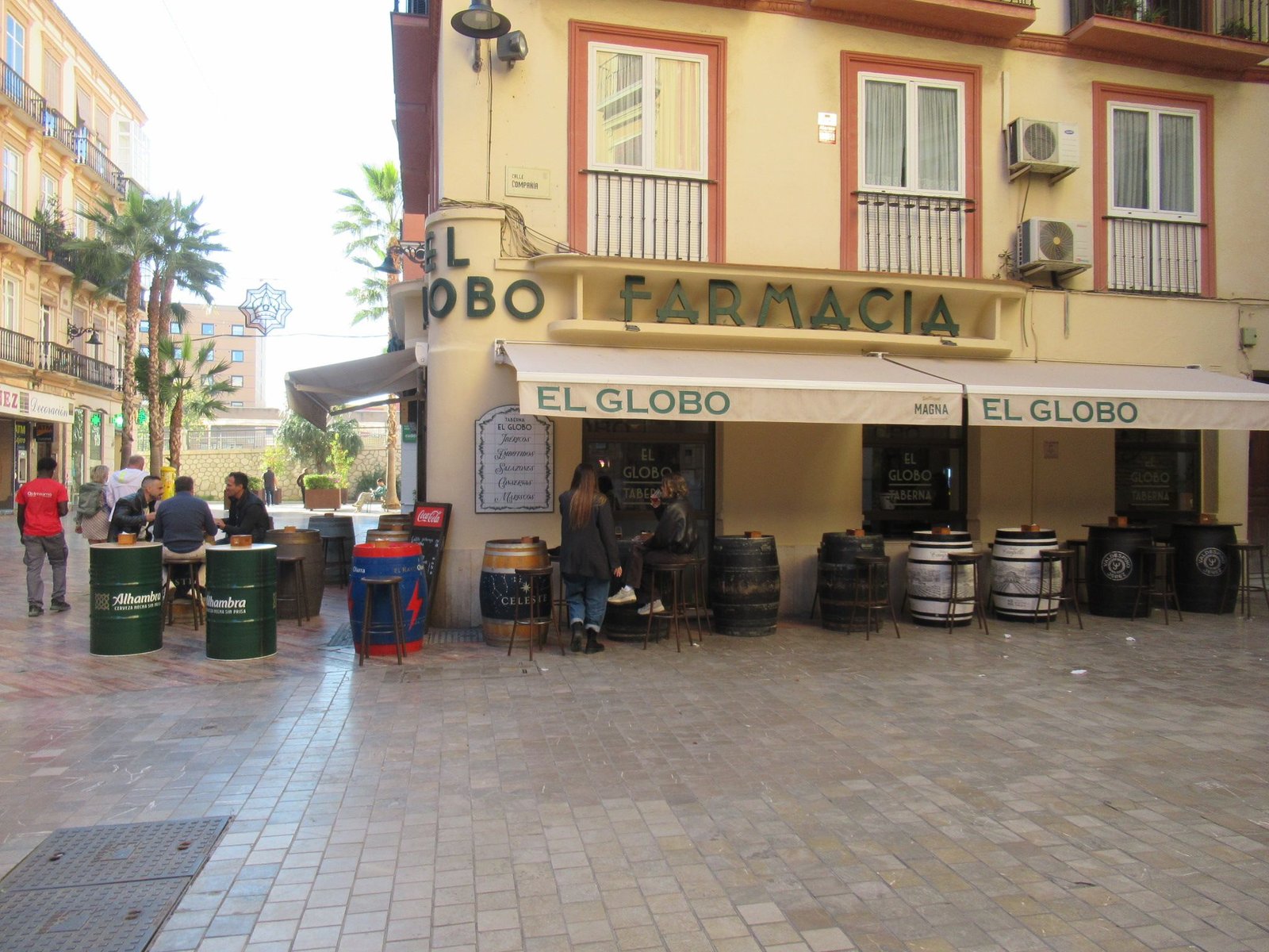 La façade de la "Farmacia El Globo" et du bar "El Globo" à Malaga, en Espagne, photo gratuite