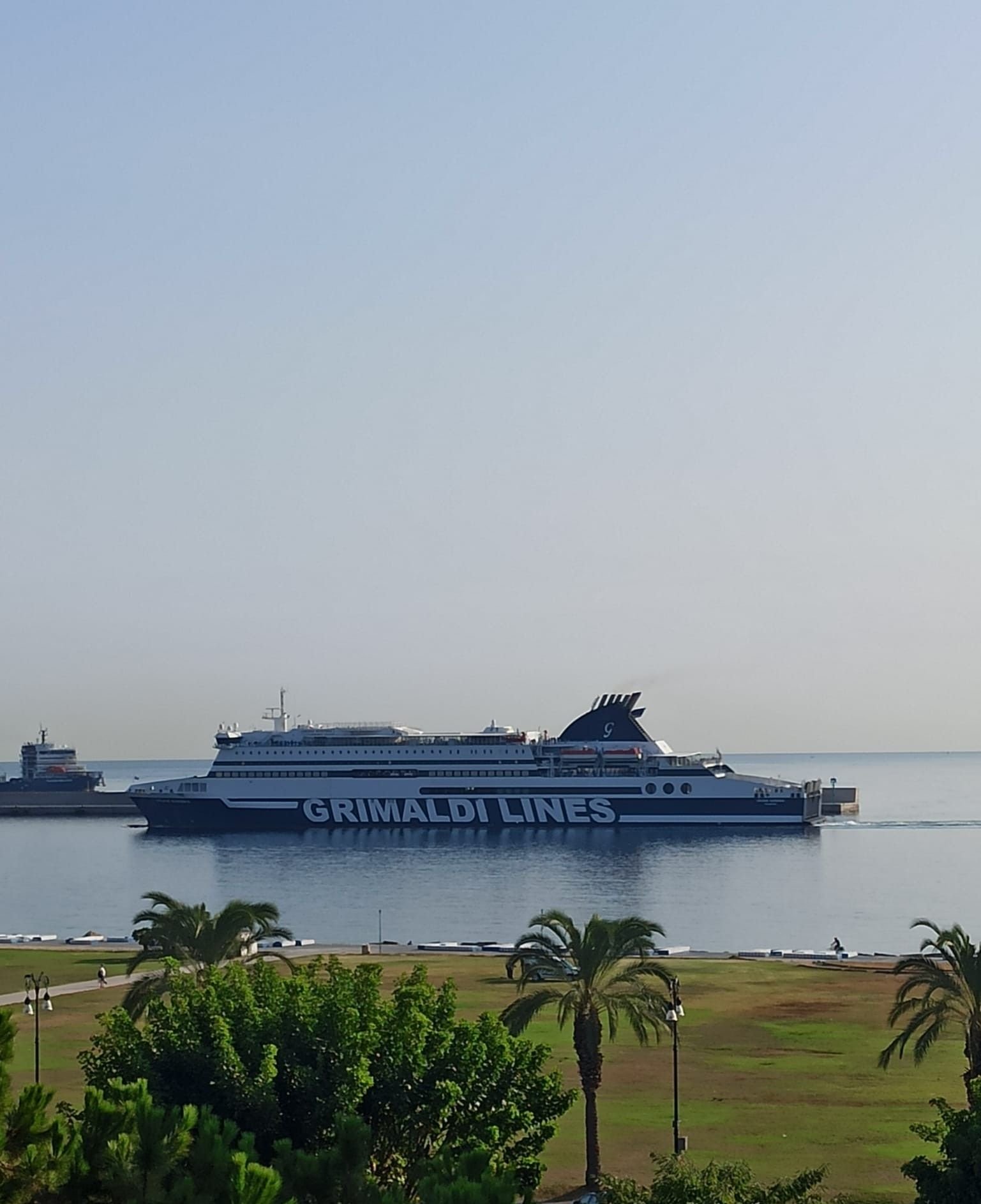 Un ferry de la compagnie GRIMALDI LINES, identifié comme le MS Cruise Ausonia, photo gratuite