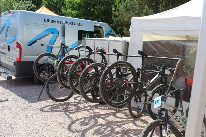 Vélos accrochés à une barre de fer, France, Remiremont dans les Vosges, en Lorraine, photo gratuite