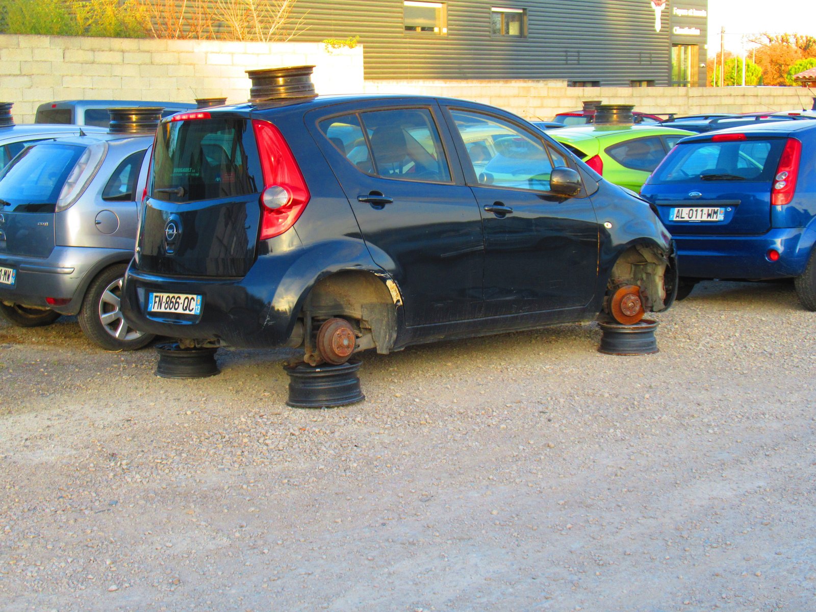 Une voiture Opel Agila sans pneus parmi tant d'autre superposée sur des jantes photo gratuite - Ein Opel Agila Auto ohne Reifen unter vielen anderen auf Felgen überlagert kostenlose Foto