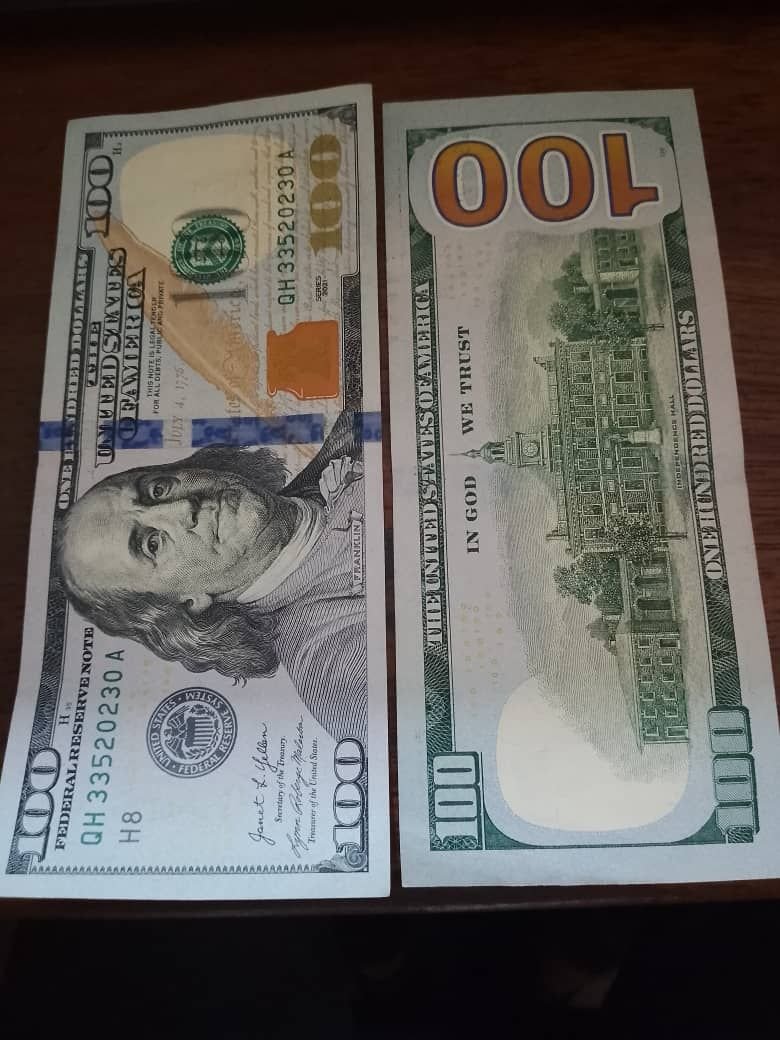 Benjamin Franklin et l'independence hall sur les faces des billets de 100 dollars américain photo gratuite