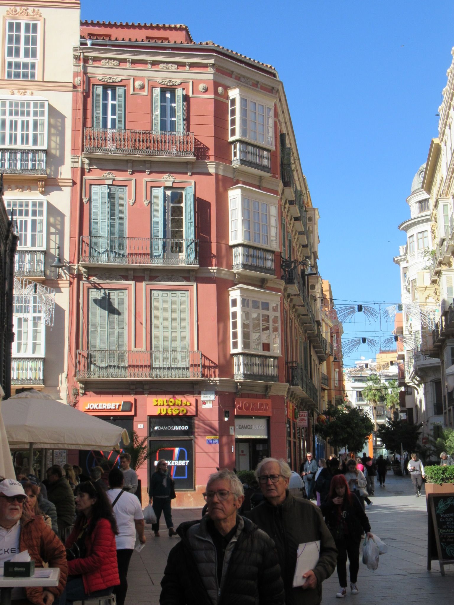 Une rue animée de Malaga, des bâtiments, photo gratuite