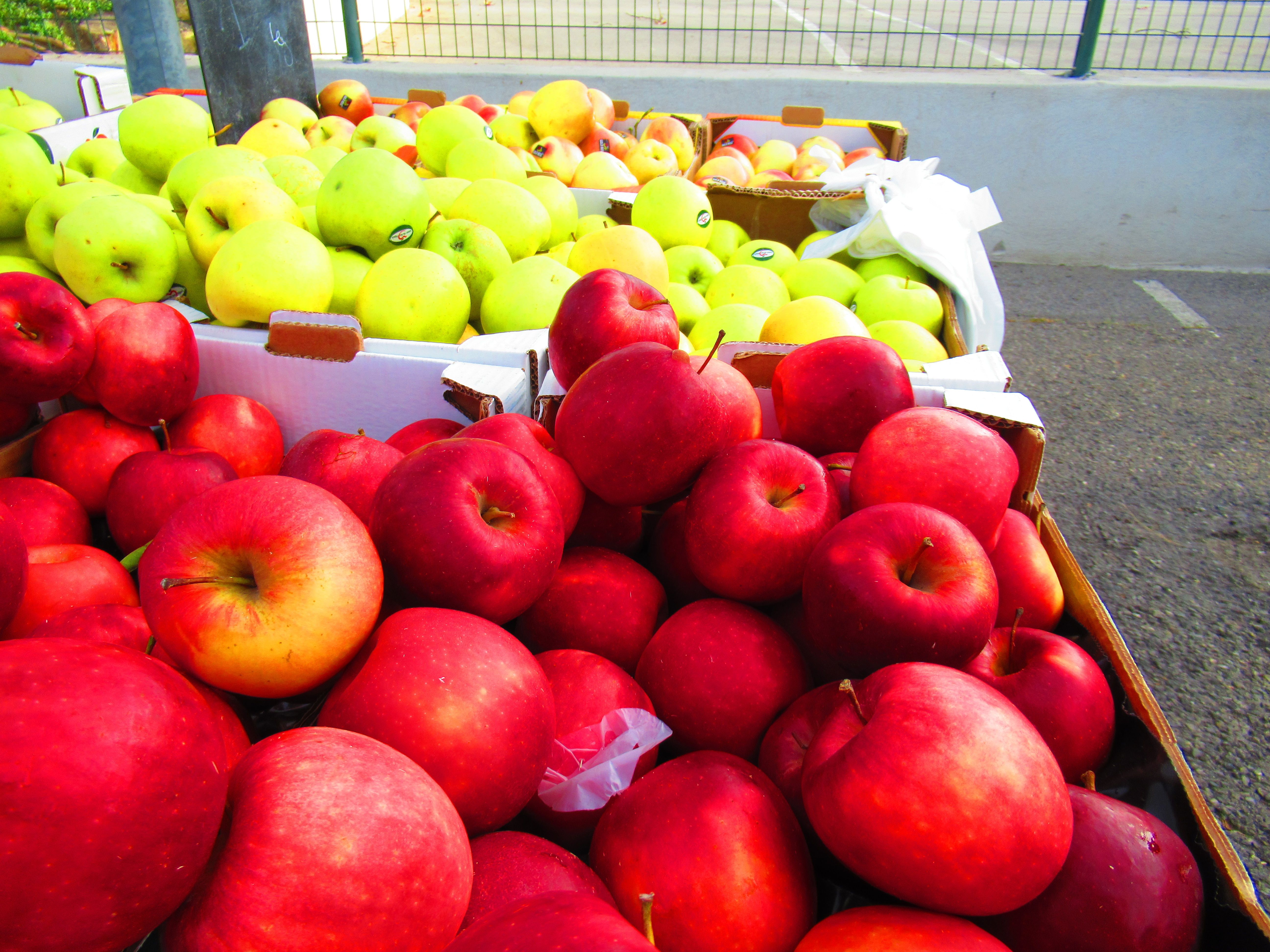 Étal pommes rouges, pommes jaunes, marché