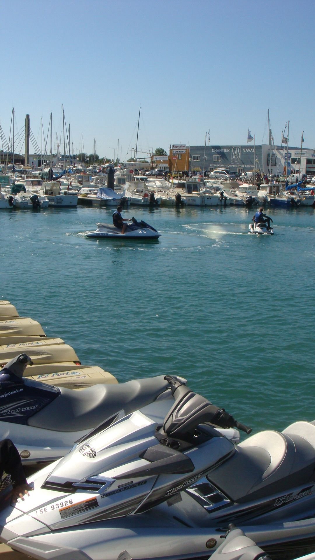 Activités nautiques au port photo gratuite