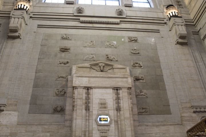 Sculpture montrant des dessins ou les signes du zodiaque sur une façade à l'intérieur de la gare centrale photo gratuite