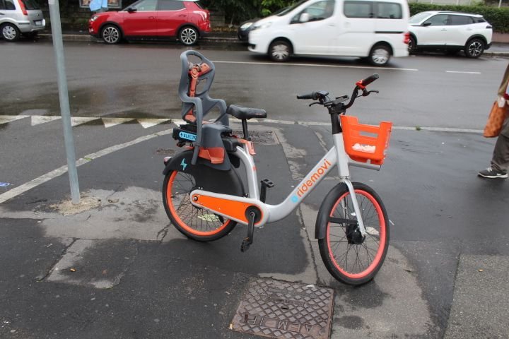 Vélo électrique familial sur un passage piéton photo gratuite