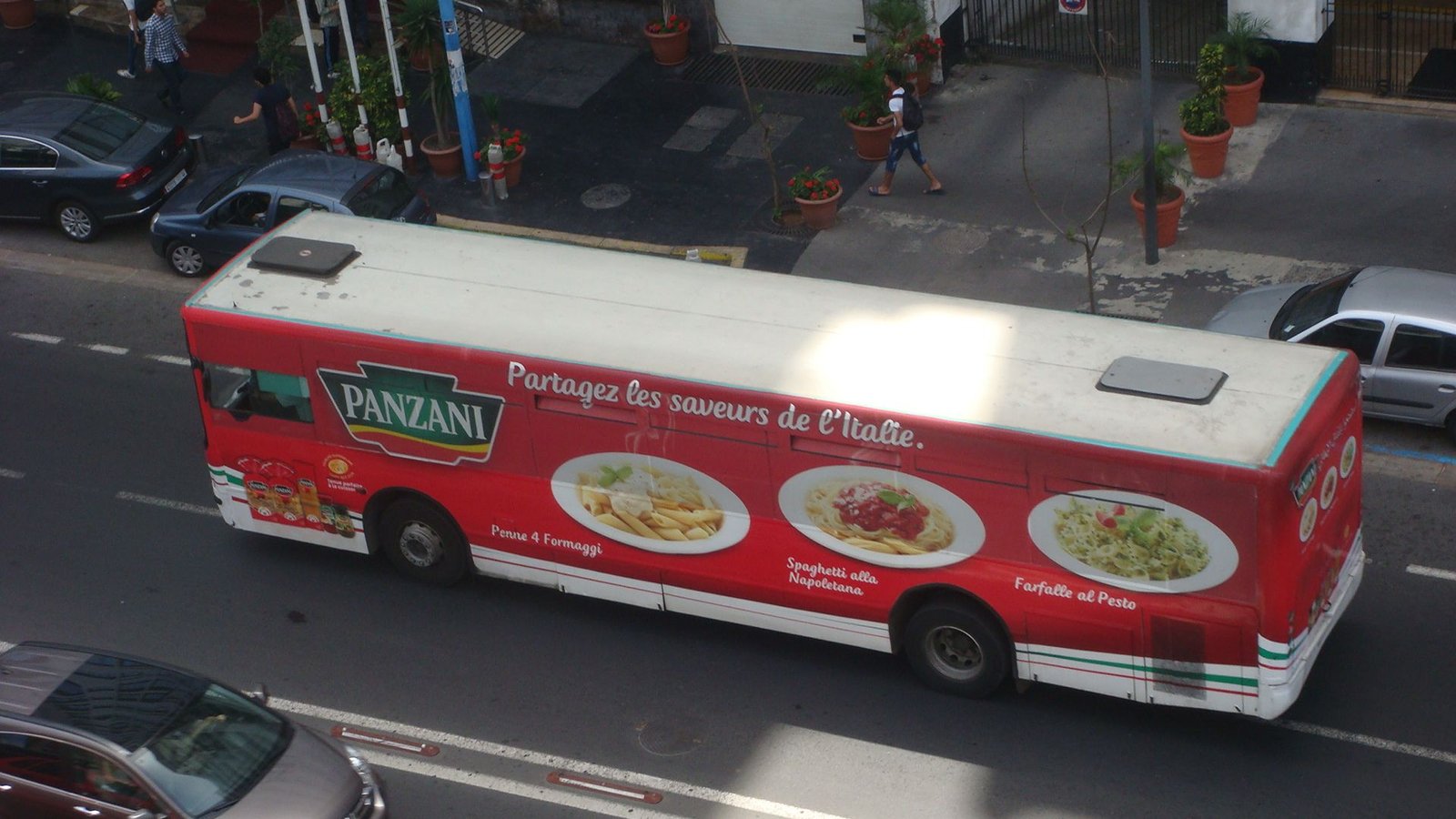 Bus publicitaire Panzani dans une rue dans une ville photo gratuite