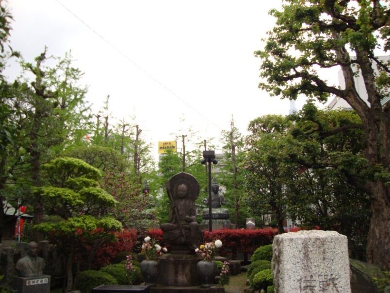 Jardin spirituel et statues bouddhistes à Tokyo photo gratuite