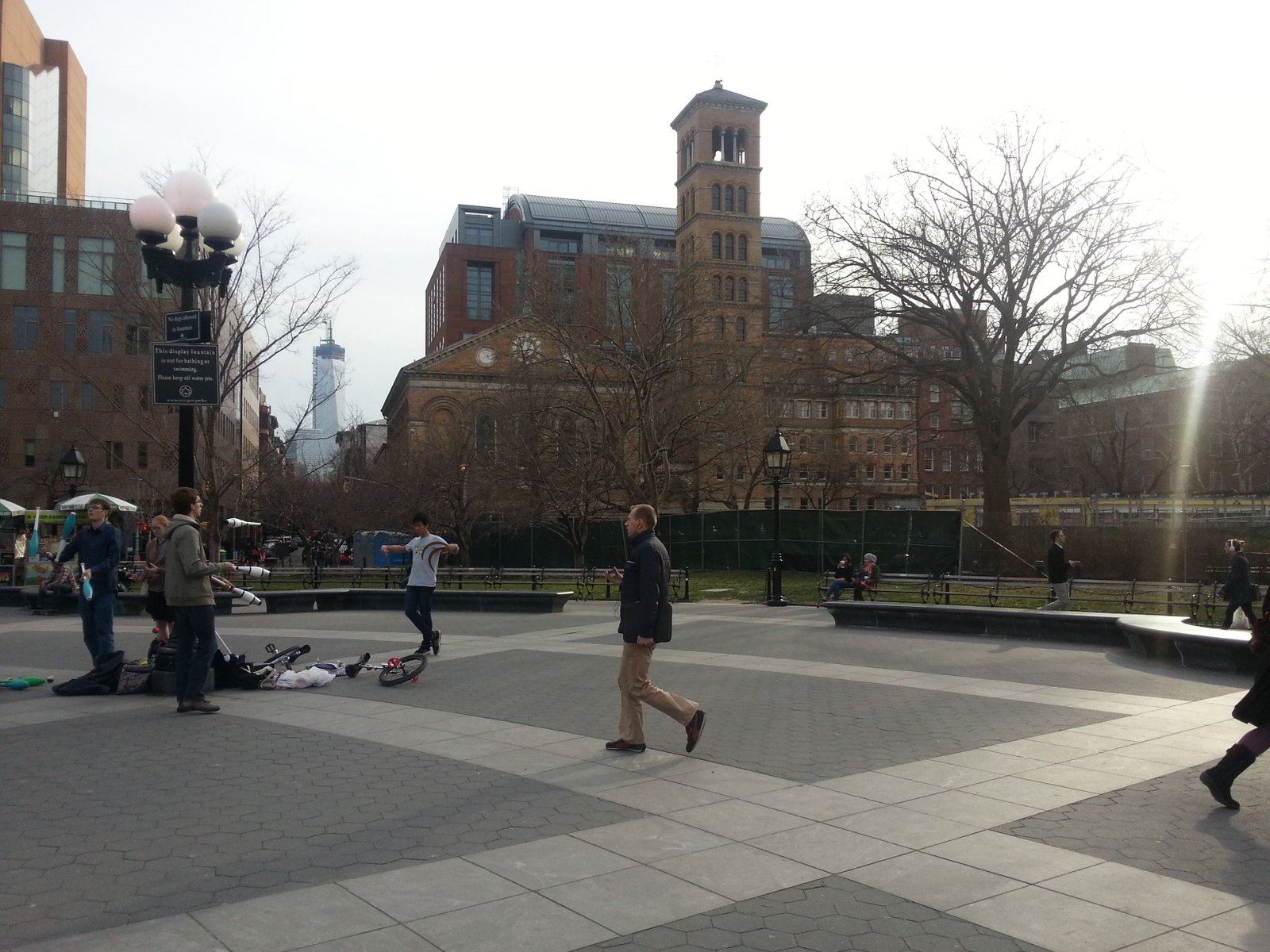 Des gens dans le jardin de Judson Memorial Church, une église interconfessionnelle située à New York, espace public, États-Unis, photo gratuite