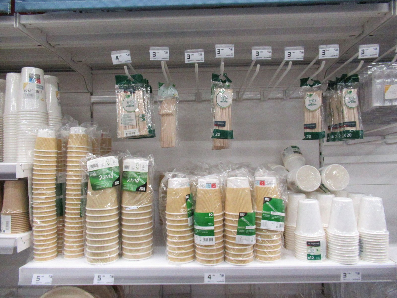 Gamme de vaisselle jetable sur les rayons d'un magasin