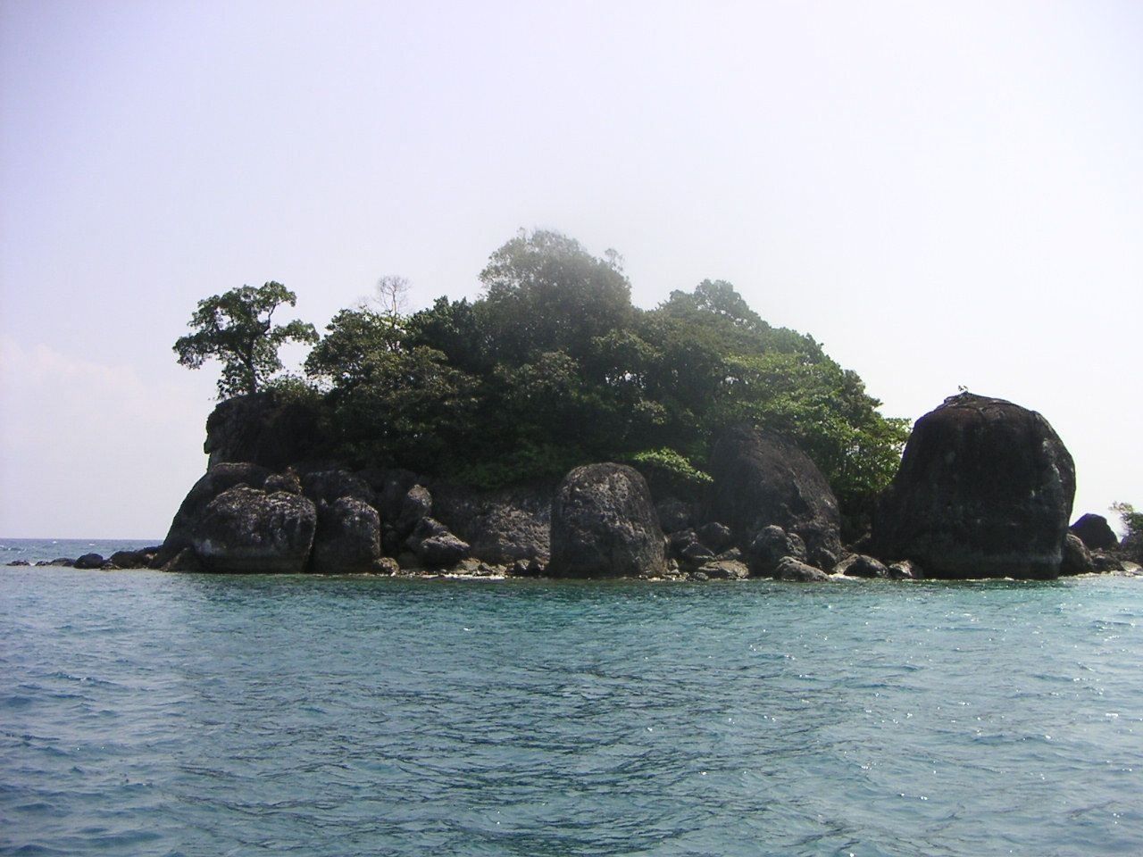 Koh Laoya est une petite île isolée située au sud de Koh Chang, en Thaïlande, photo gratuite