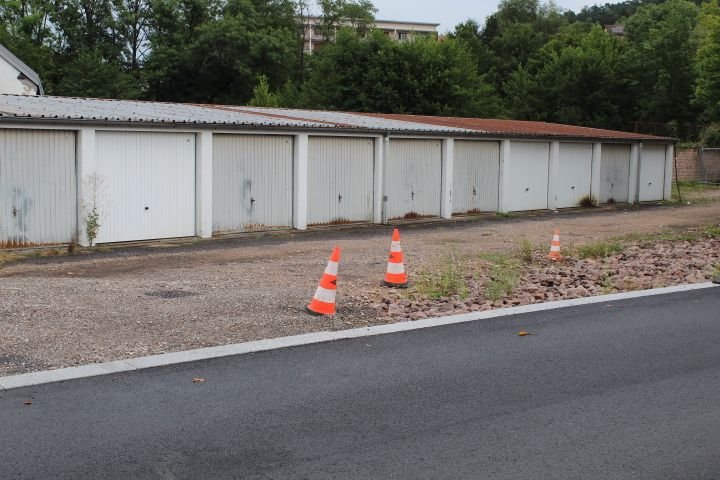 Zone délaissée : Garages abandonnés en bordure de route