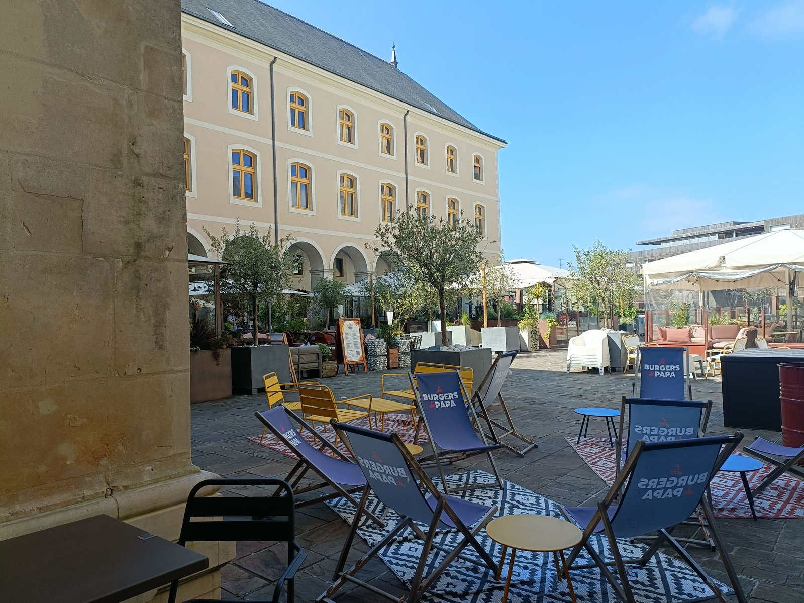 La cour intérieure de La Visitation, un espace commercial situé au Mans, en France, photo gratuite