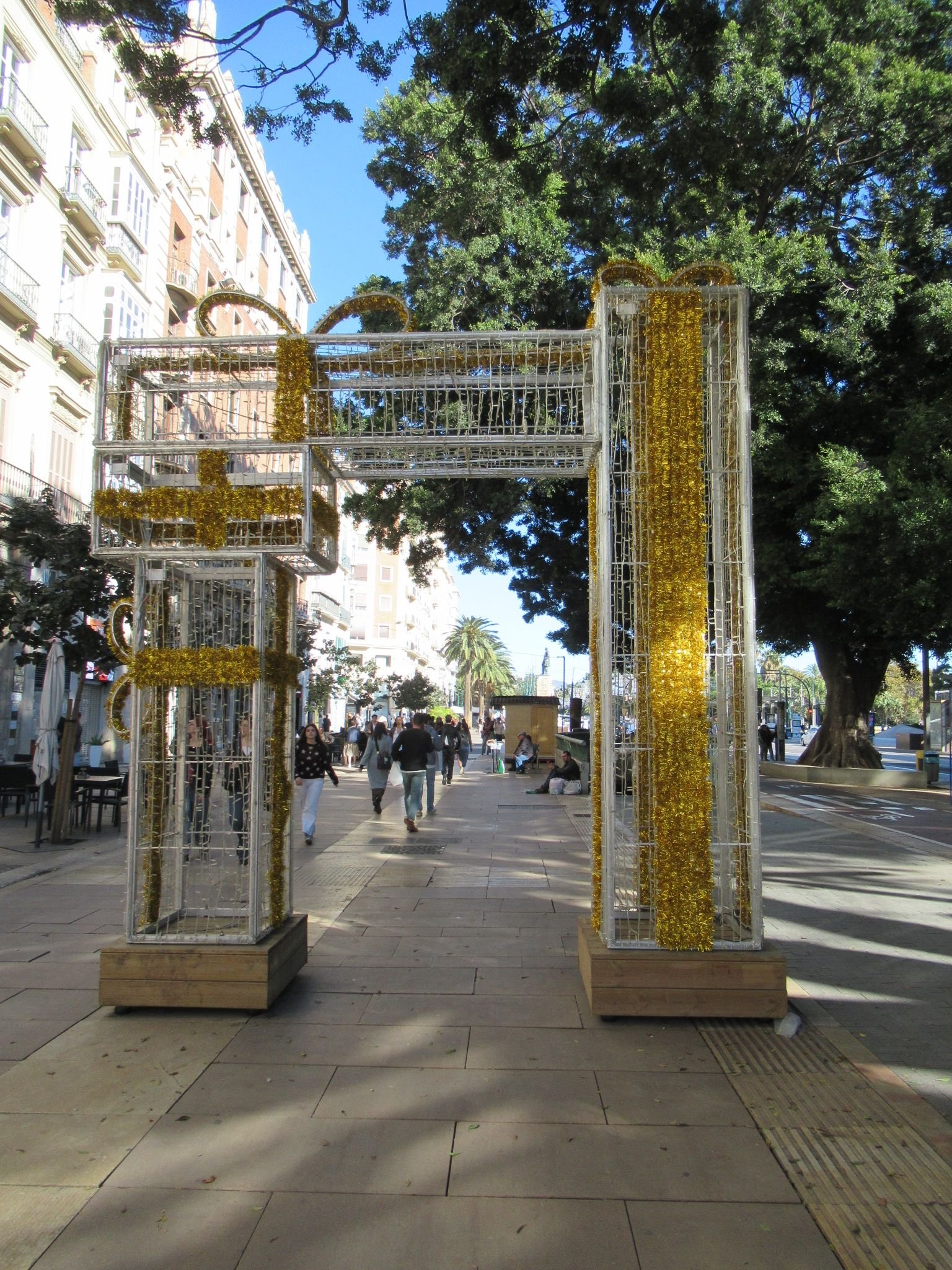 Une rue piétonne décorée à Malaga en Andalouisie en Espagne, une arche lumineuse, photo gratuite