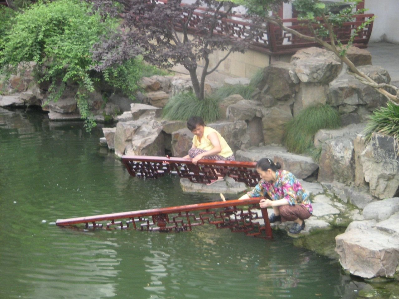 Femmes en train de laver le plancher dans le lac, Chine, Asie photo gratuite