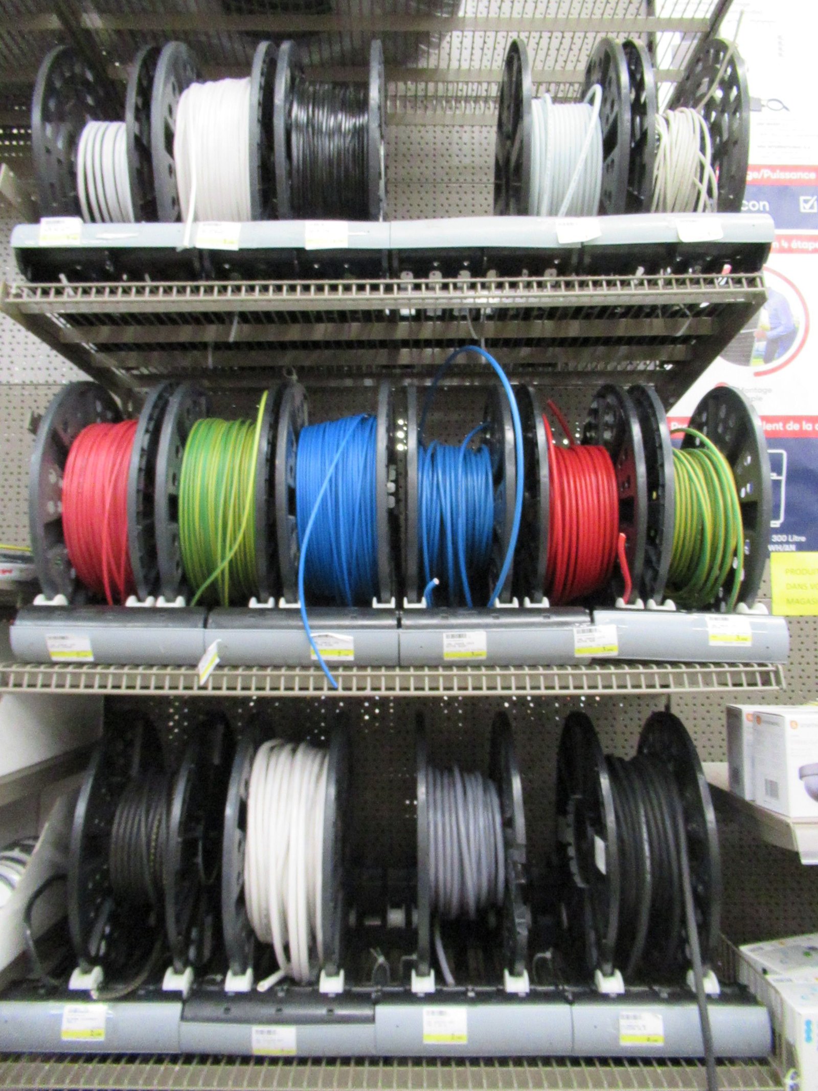 Bobines de câbles électriques sur un présentoir