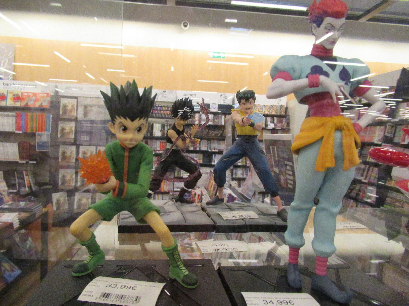 Exposition des figurines d'animés et mangas dans un magasin