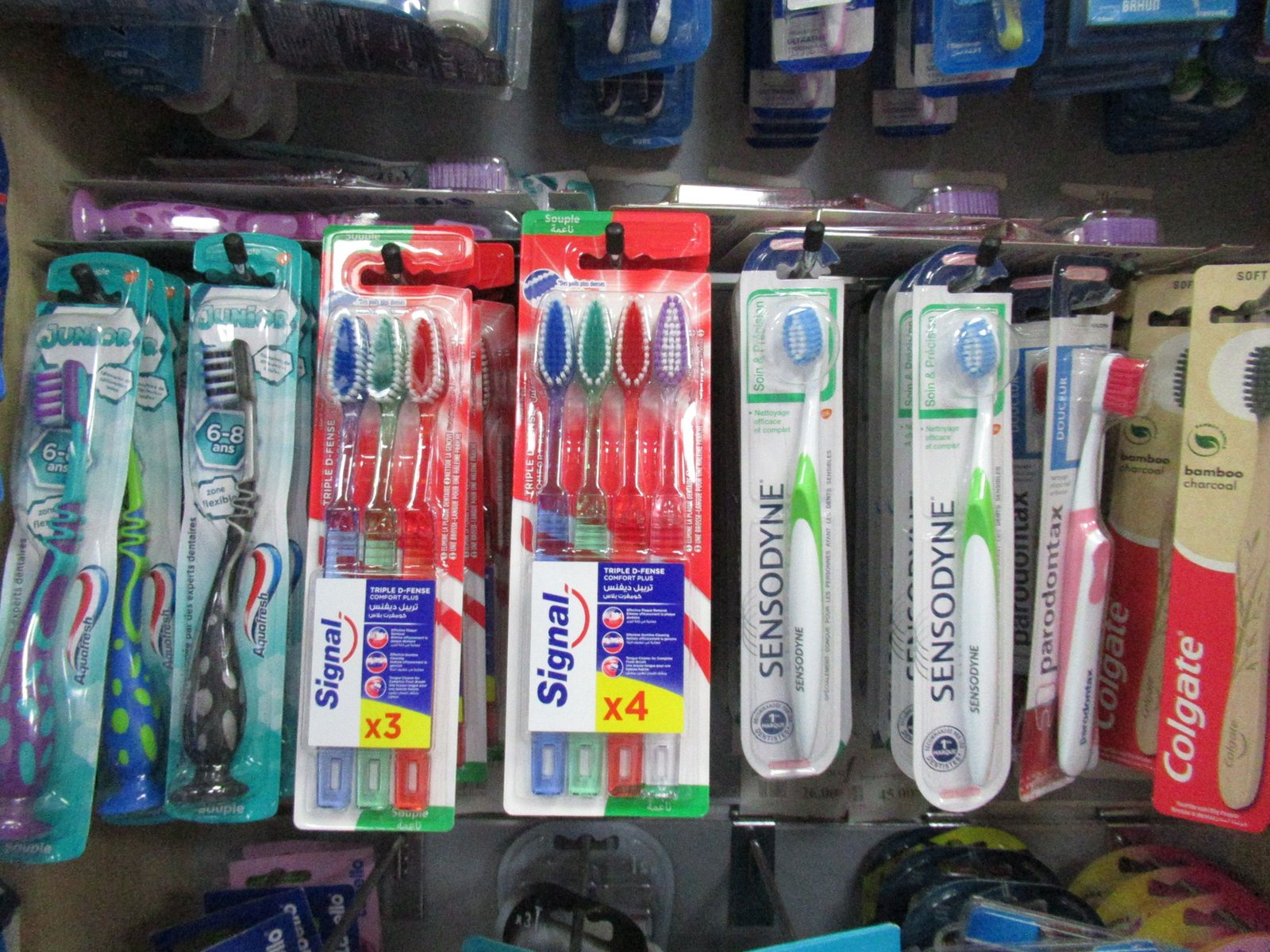 Brosses à dents dans un supermarché