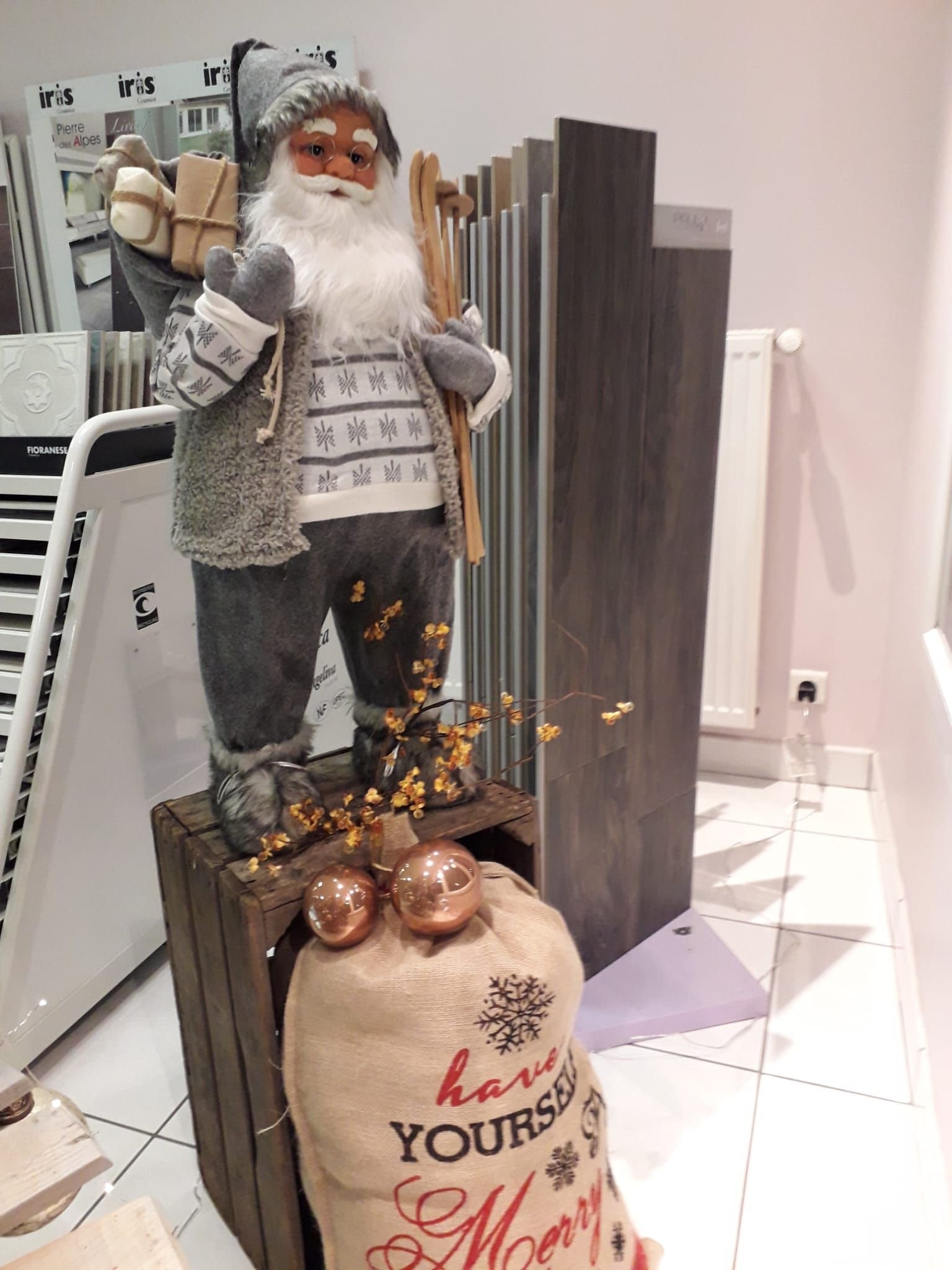 Une figurine de Père Noël et un sac cadeau assorti en toile de jute beige, photo gratuite