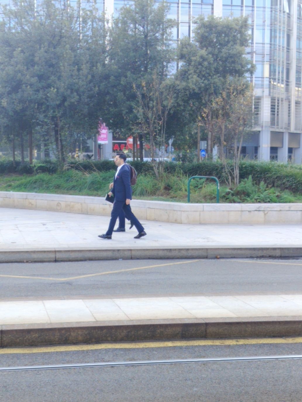 Personnes dans les rues de Milan Lombardie en Italie photo gratuite