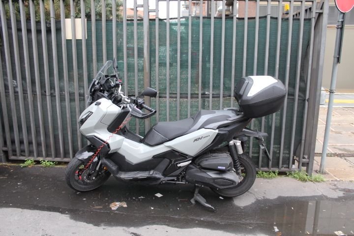 Moto Honda ADV garée dans une rue de Milan Lombardie en Italie photo gratuite