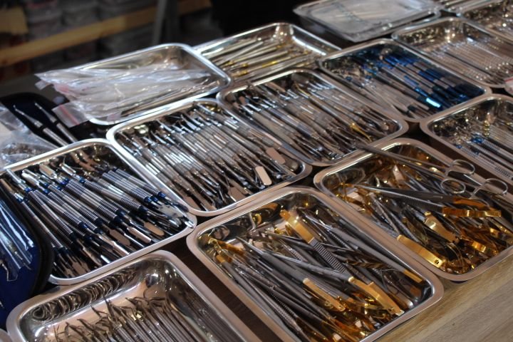 Plateaux d'instruments dentaires, salon international de la dentisterie au Maroc, photo gratuite